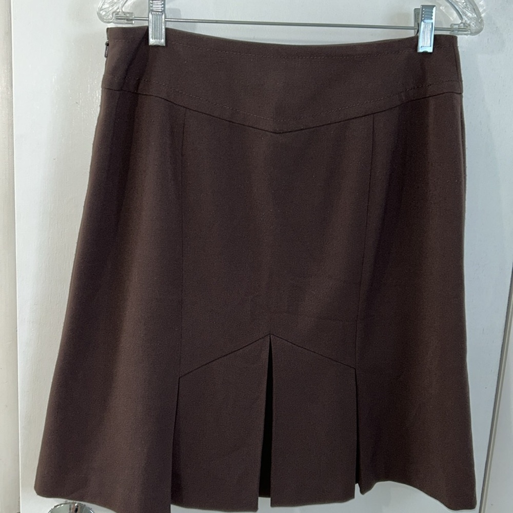 ANN TAYLOR LOFT - Size 8 - Brown Skirt
Side zipper. Pleat detail in back.